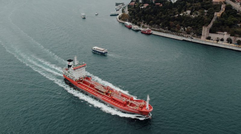 Hürmüz Boğazı’nda Tanker Patlaması ve Kuveyt’e İHA Saldırısı: Bölgede Gerilim Tırmanıyor
