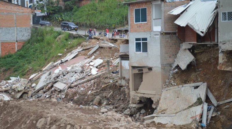 Hindistan’da Muson Felaketi: Dağdan Kopan Kayalar Taksiye Çarptı, 13 Ölü