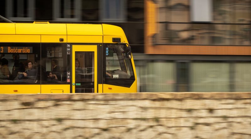 Tramvaya Asılan Çocuklar Kaza Tehlikesi Yaşattı