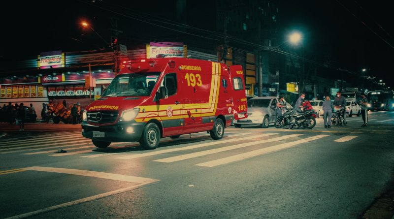 Bayrampaşa’da Trafik Kazası: Hasta Taşıyan Ambulans ile Otomobil Çarpıştı