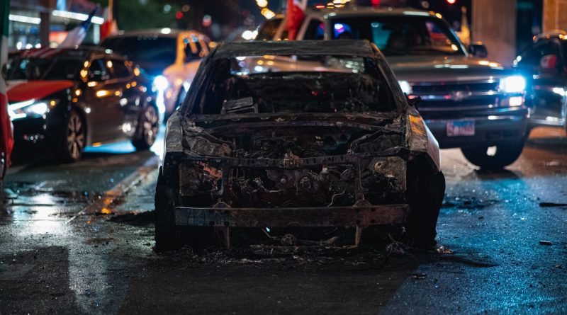 Mardin’de Trafik Kazası ve Araç Yangını: 2 Yaralı