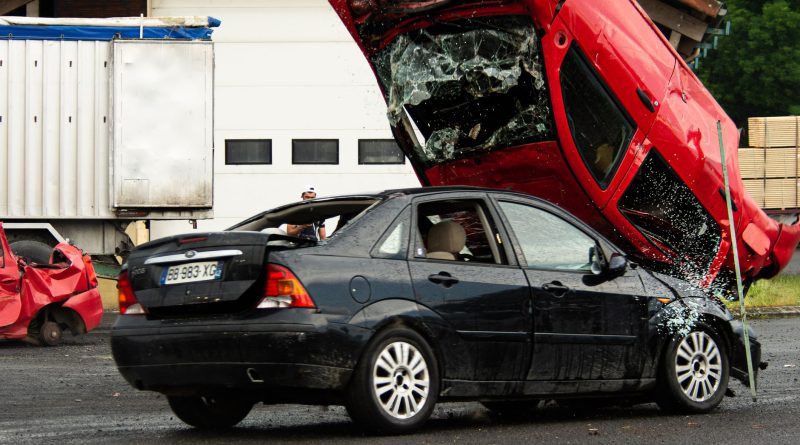 Kahramanmaraş’ta Trafik Kazası: Otomobil Dere Yatağında Asılı Kaldı