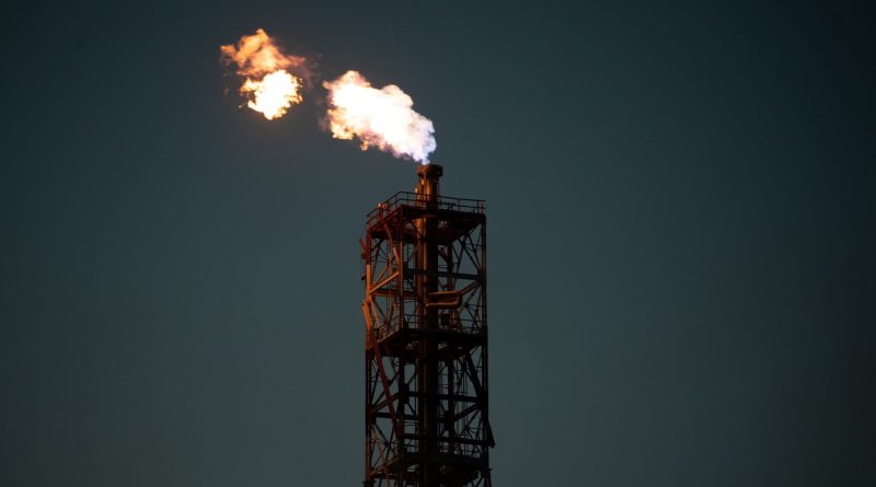 Suudi Arabistan’daki Aramco Cizan Rafinerisi’nde Yangın Kontrol Altına Alındı