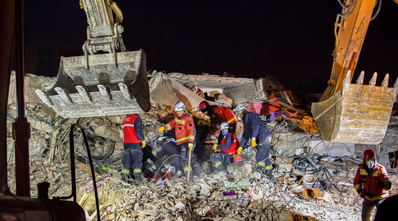Küçükçekmece’de İnşaat Boşluğuna Düşen Kadın Ağır Yaralandı