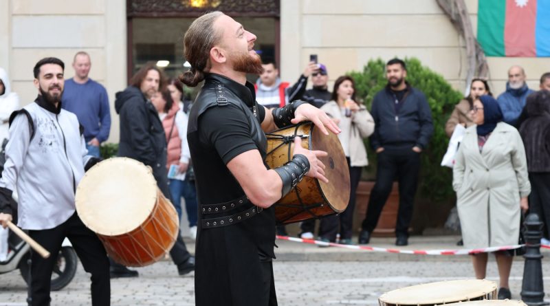 Bakü’de ‘Çılgın Dondurmacı’ Şovu Tepkilere Neden Oldu