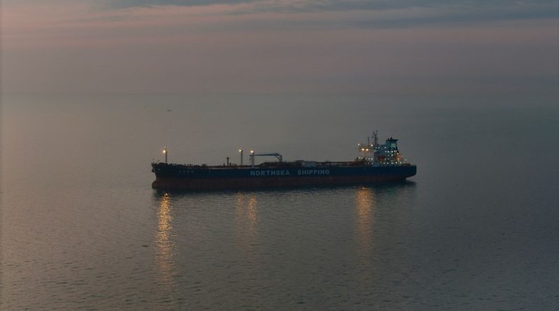 Hürmüz Boğazı’nda Gerginlik: BAE’ye Ait Petrol Tankeri Hedef Alındı