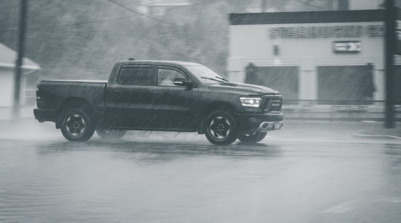 Karamanlı’da Trafik Kazası: Pikap Ters Döndü, Sürücü Yaralandı
