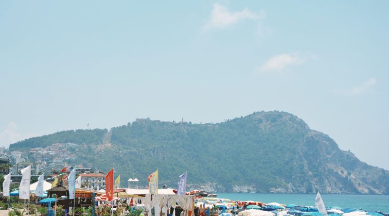 Antalya’da Yüksek Nem ve Sıcaklık Etkili Oldu: Vatandaşlar Sahillere Akın Etti